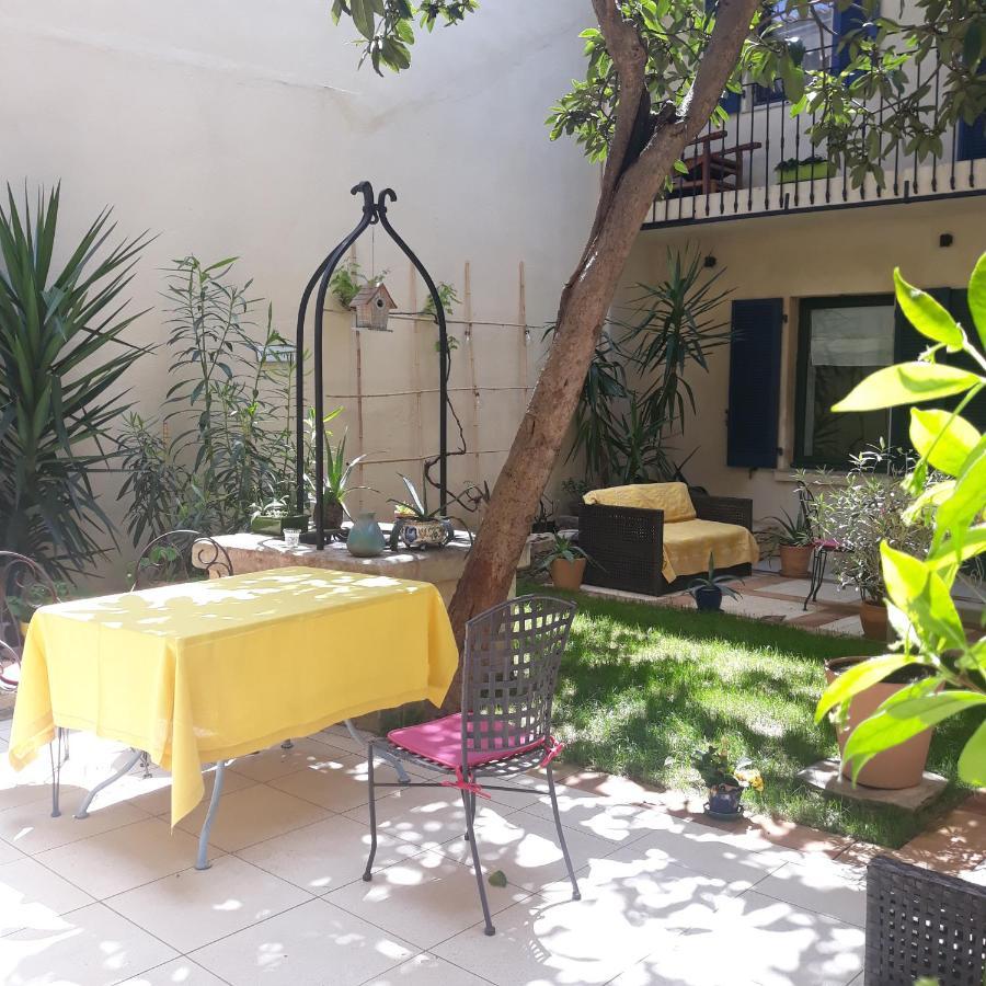 Sous Le Neflier Bed and Breakfast Νιμ Εξωτερικό φωτογραφία